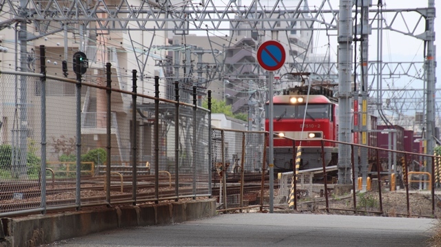 藤田八束の鉄道写真＠阪急電車とＪＲ鉄道がクロスする風景に挑戦、貨物列車が走るそして阪急電車がクロス・・・ＪＲ西宮駅付近にて_d0181492_17404134.jpg