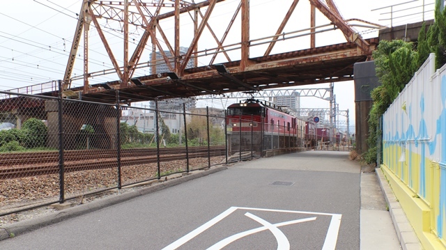 藤田八束の鉄道写真＠阪急電車とＪＲ鉄道がクロスする風景に挑戦、貨物列車が走るそして阪急電車がクロス・・・ＪＲ西宮駅付近にて_d0181492_17404985.jpg