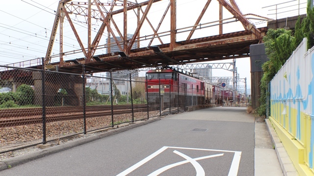 藤田八束の鉄道写真＠阪急電車とＪＲ鉄道がクロスする風景に挑戦、貨物列車が走るそして阪急電車がクロス・・・ＪＲ西宮駅付近にて_d0181492_17405750.jpg