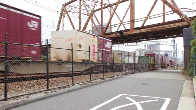 藤田八束の鉄道写真＠阪急電車とＪＲ鉄道がクロスする風景に挑戦、貨物列車が走るそして阪急電車がクロス・・・ＪＲ西宮駅付近にて_d0181492_17412765.jpg