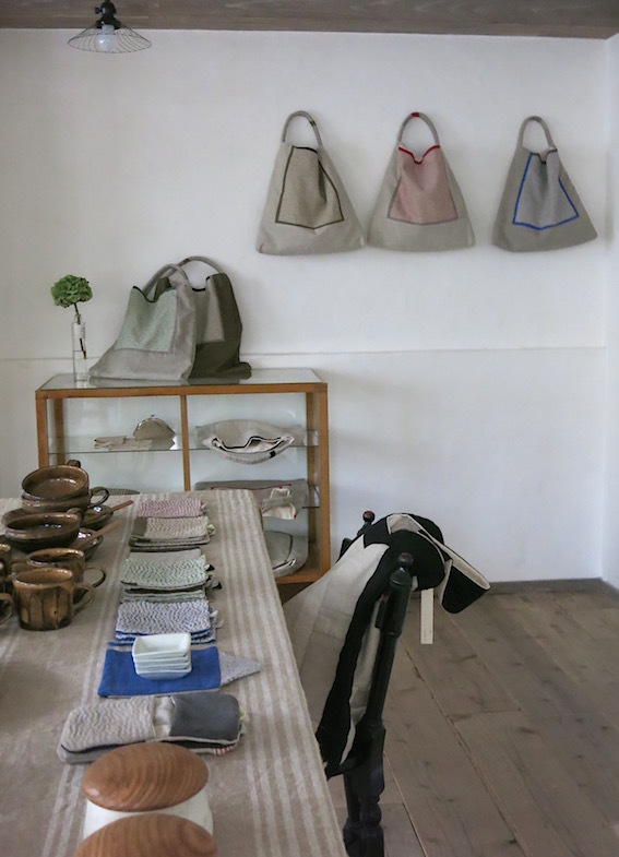 百田むつみさんによる「かばん展」準備中_e0407037_18431859.jpg