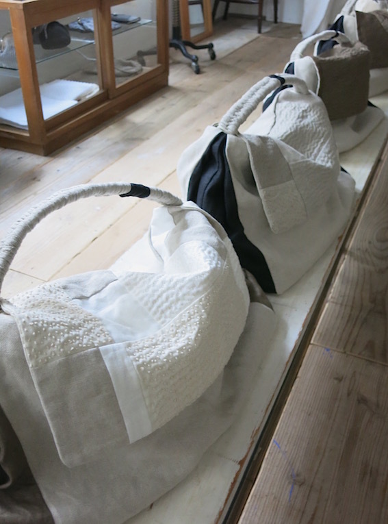 百田むつみさんによる「かばん展」準備中_e0407037_18450686.jpg