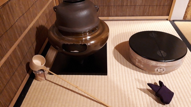 狂言袴平水指 割蓋のお点前_d0377709_20521084.jpg