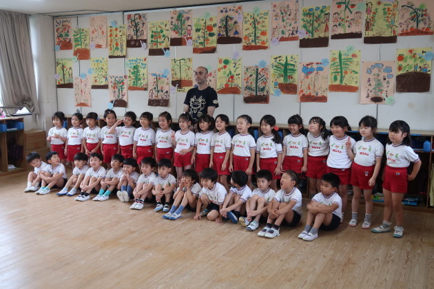 年長組さん 英語の先生を囲んで 美木多幼稚園からのお知らせ 年長組さん 英語の先生を囲んで 美木多幼稚園からのお知らせ