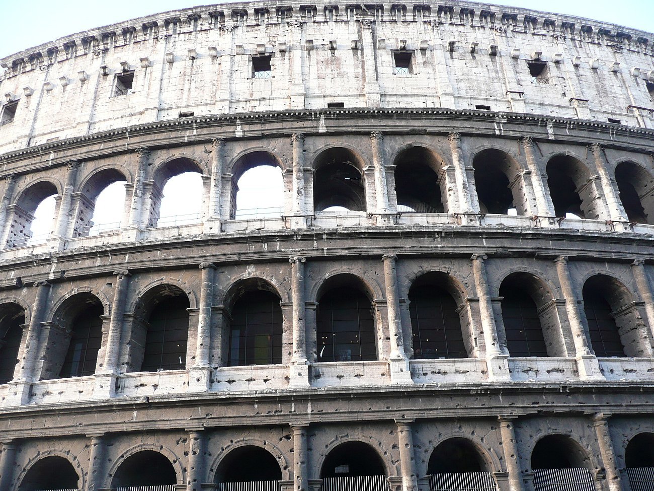 ローマのコロッセオ レトロな建物を訪ねて