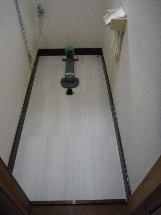洗面所とトイレの床 ~ トイレの床工事終了 。_d0165368_04464886.jpg