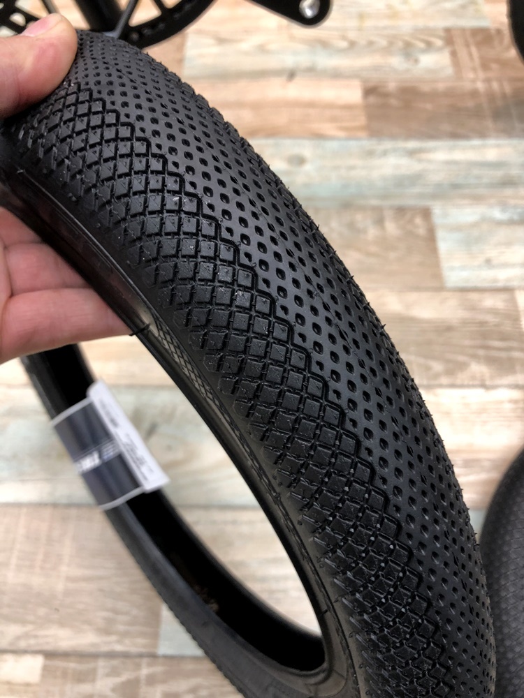 DAHON K3/Dove/Presto SL/Curve D7ジャストサイズのタイヤ入荷しました