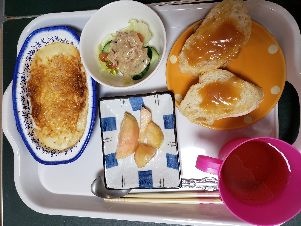 あじさい荘夕食 グラタン サラダ パン 桃 今日の献立 あじさい荘夕食 グラタン サラダ パン 桃 今日の献立