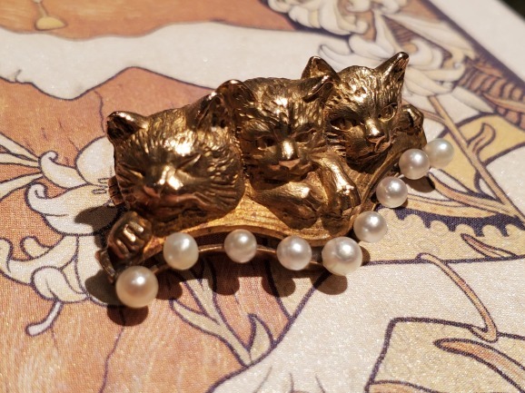 Goldパール 猫ブローチ_b0284422_19521265.jpg