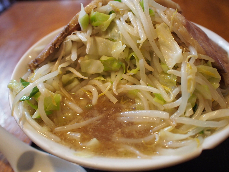 【ラーメン あや・野菜半チャーシュー】調理人が作る、一品料理としてのラーメン_b0008655_21350511.jpg