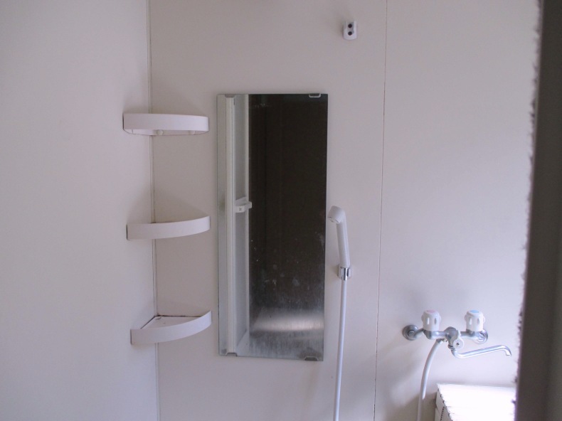 浴室ドア補修と鏡の交換　モリス正規販売店のブライト_c0157866_15293591.jpg