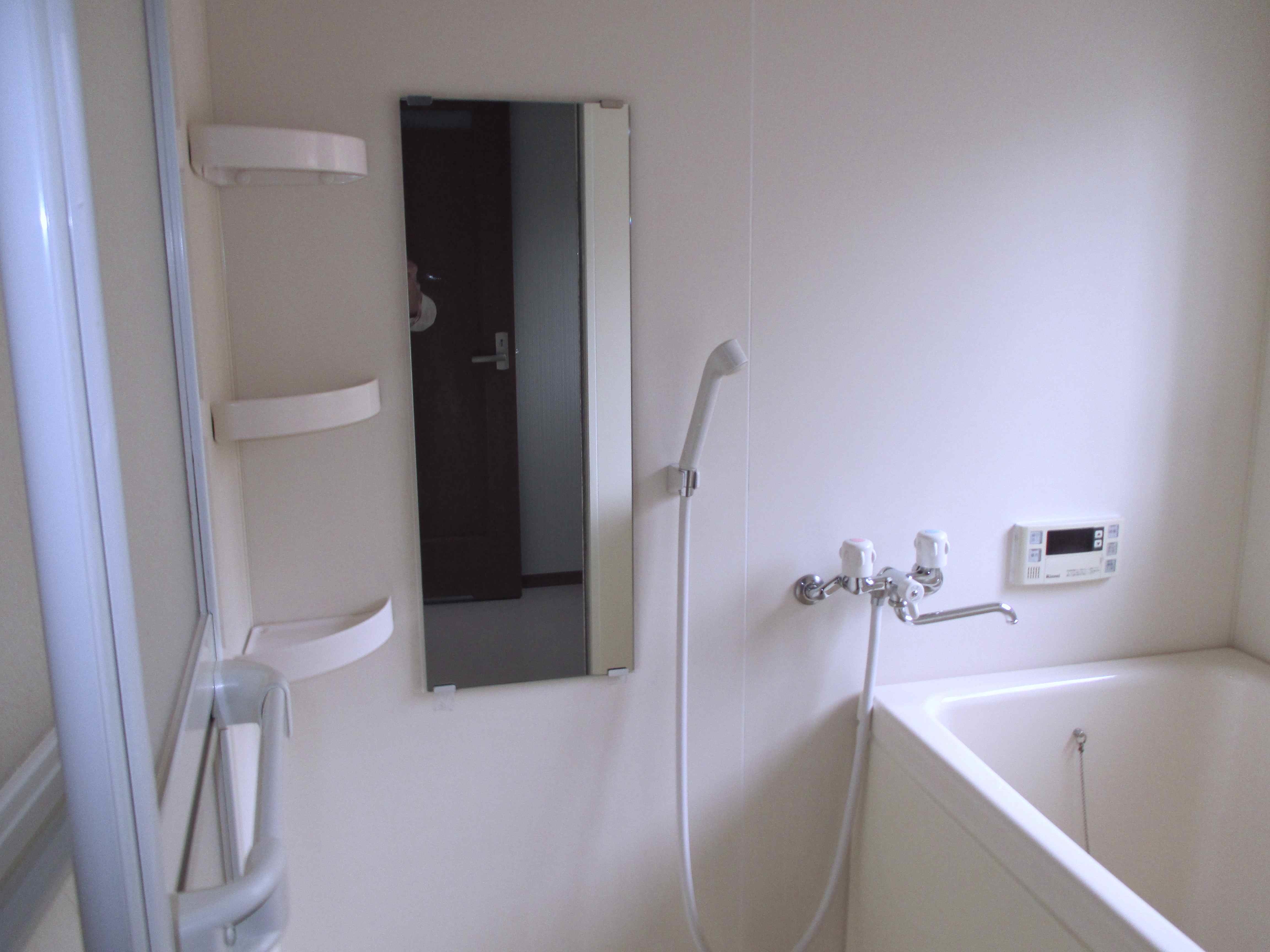 浴室ドア補修と鏡の交換　モリス正規販売店のブライト_c0157866_15300894.jpg