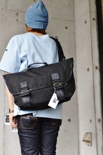 DEFY BAGS Messenger BAG ★_d0152280_09514122.jpg