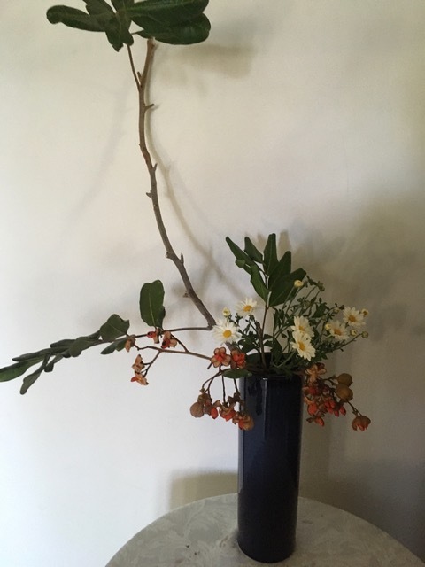 隣りと裏の家からはみ出た枝で生け花_e0350971_23373696.jpg