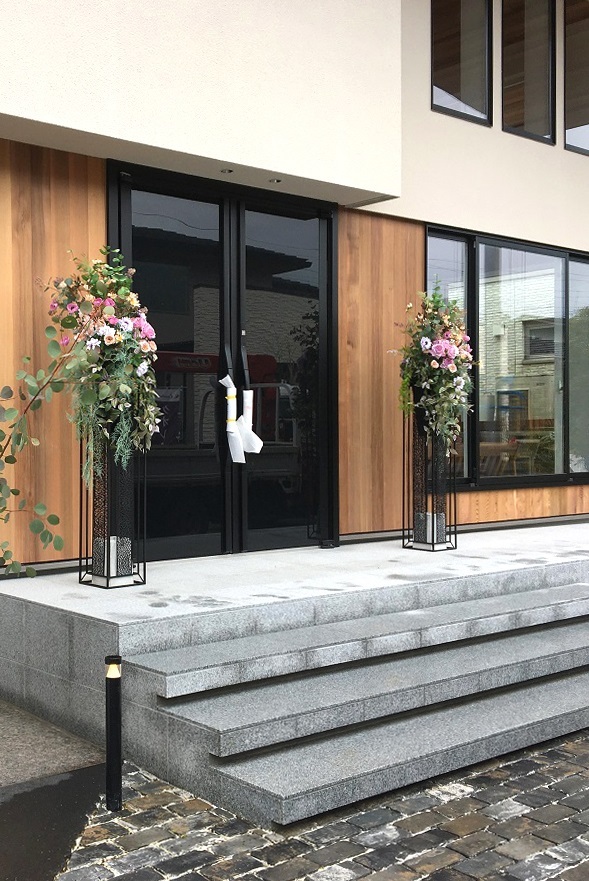 タカノホーム様 高岡ジュートピア展示場エントランス装花_d0224984_16280048.jpg