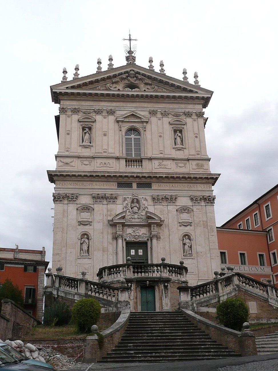 ローマの聖トマス・アクイナス教会 : レトロな建物を訪ねて