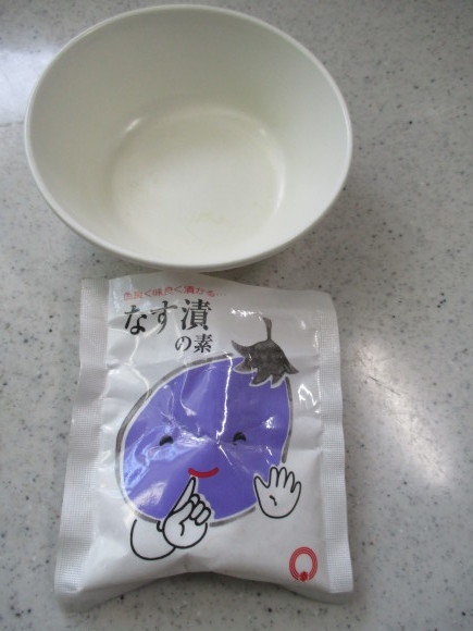 Rちゃんからの柿の葉すし&大好きな茄子のお漬物&柏葉アジサイ_a0279743_10430724.jpg