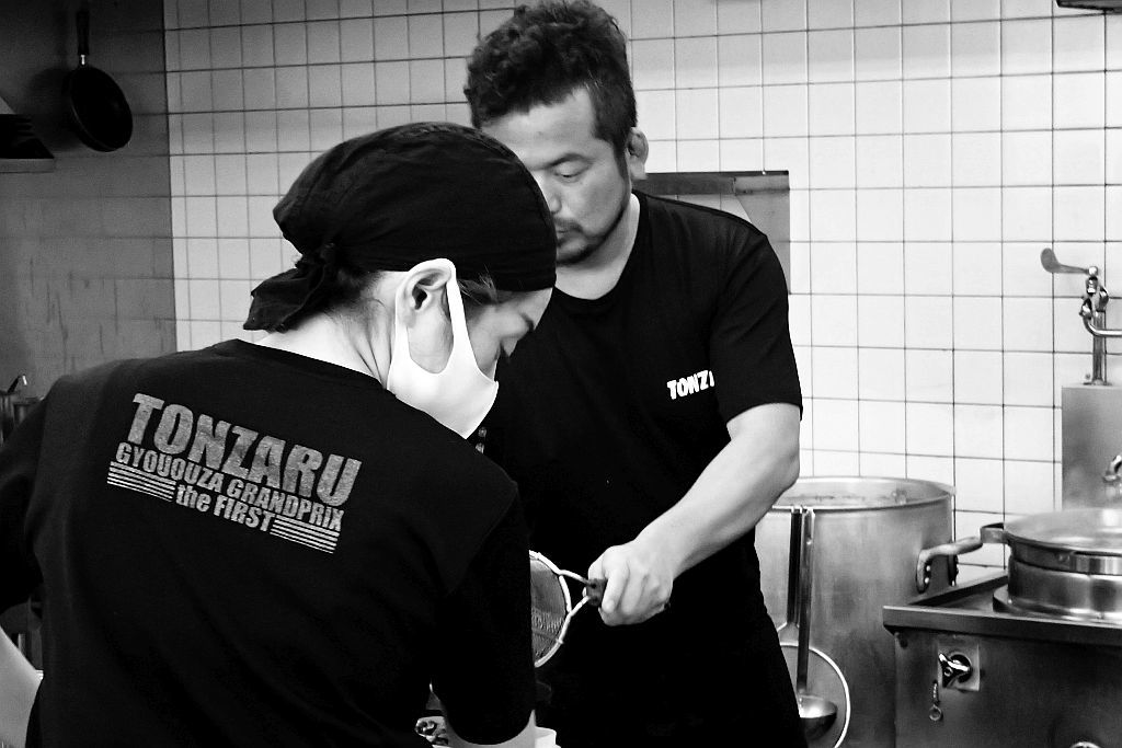 中野町「豚猿」で塩ラーメンと餃子_e0220163_16281186.jpg