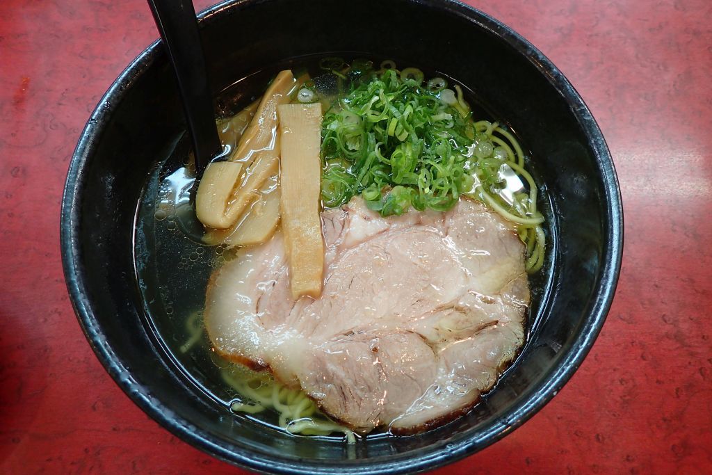 中野町「豚猿」で塩ラーメンと餃子_e0220163_16281956.jpg