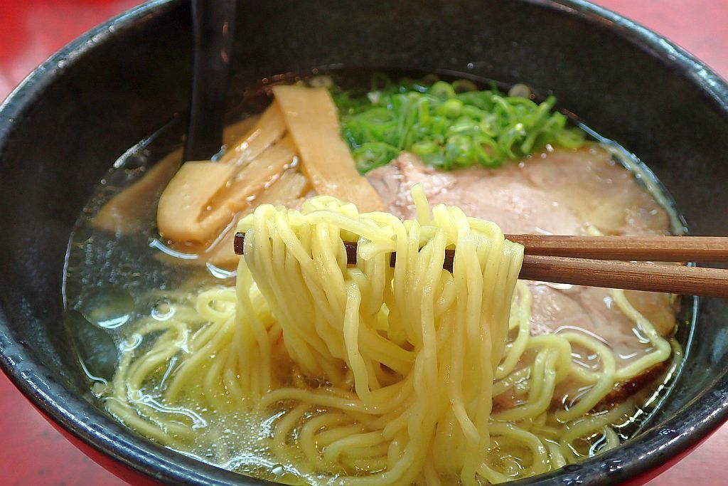 中野町「豚猿」で塩ラーメンと餃子_e0220163_16282269.jpg
