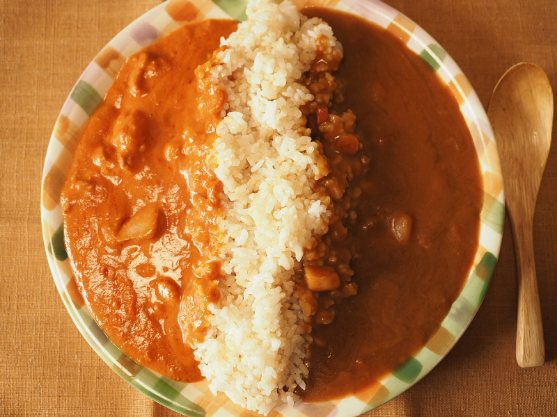 レトルトカレー食べ比べ ローソン2種 スパイス香るバターチキンカリー ビーフカレー辛口 Samのlifeキャンプブログ Doors In Out