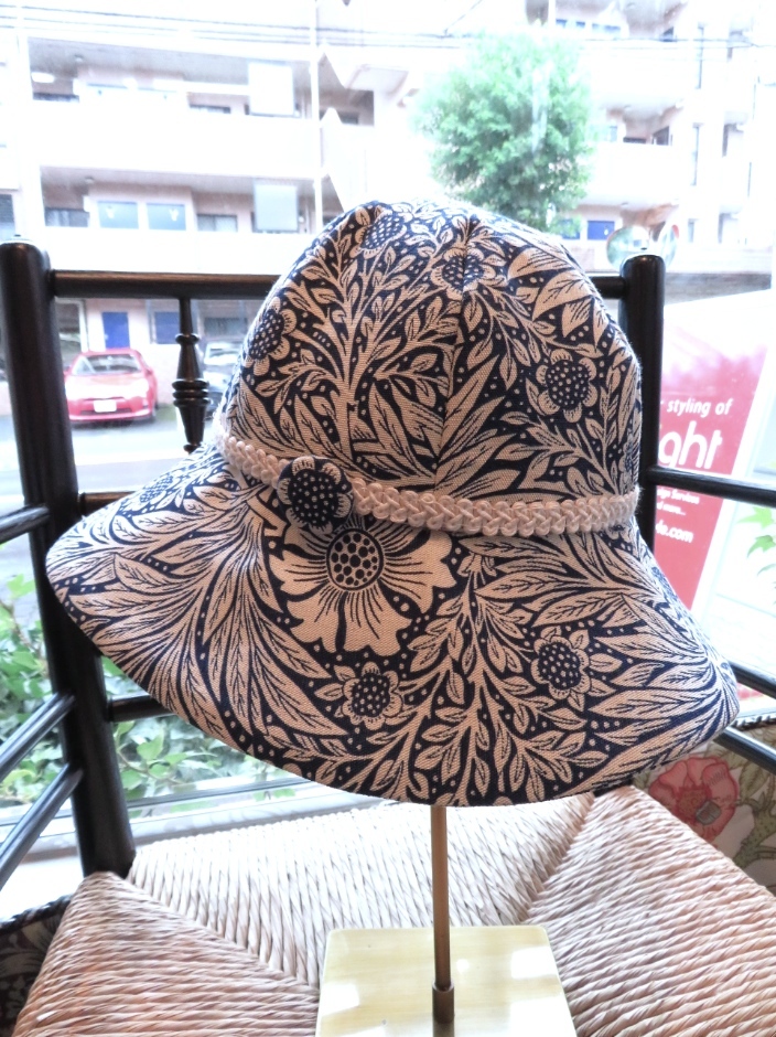 モリス『マリーゴールド』で帽子を作りました　モリス正規販売店のブライト_c0157866_18275342.jpg