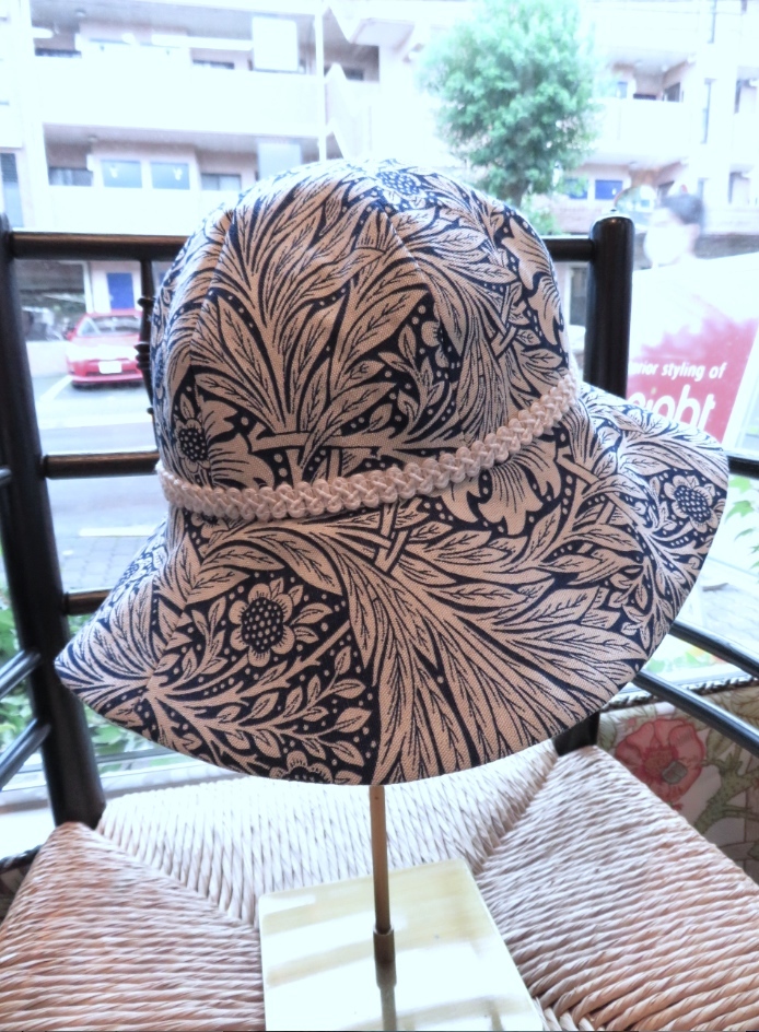 モリス『マリーゴールド』で帽子を作りました　モリス正規販売店のブライト_c0157866_18280430.jpg