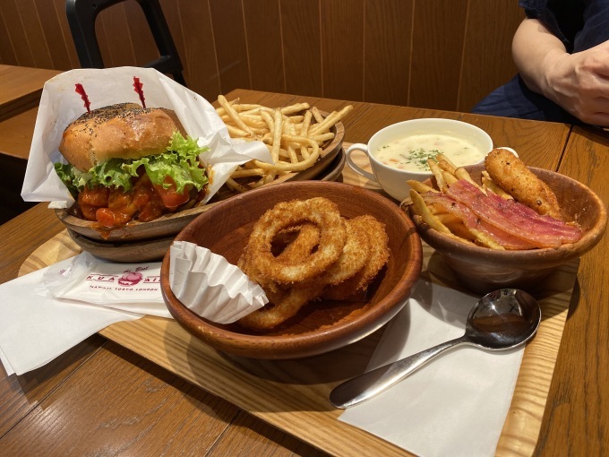 クア・アイナ 絶品バーガーを楽しむ ジャズドのフードコートリニューアル 桑名市_d0258976_12080654.jpg