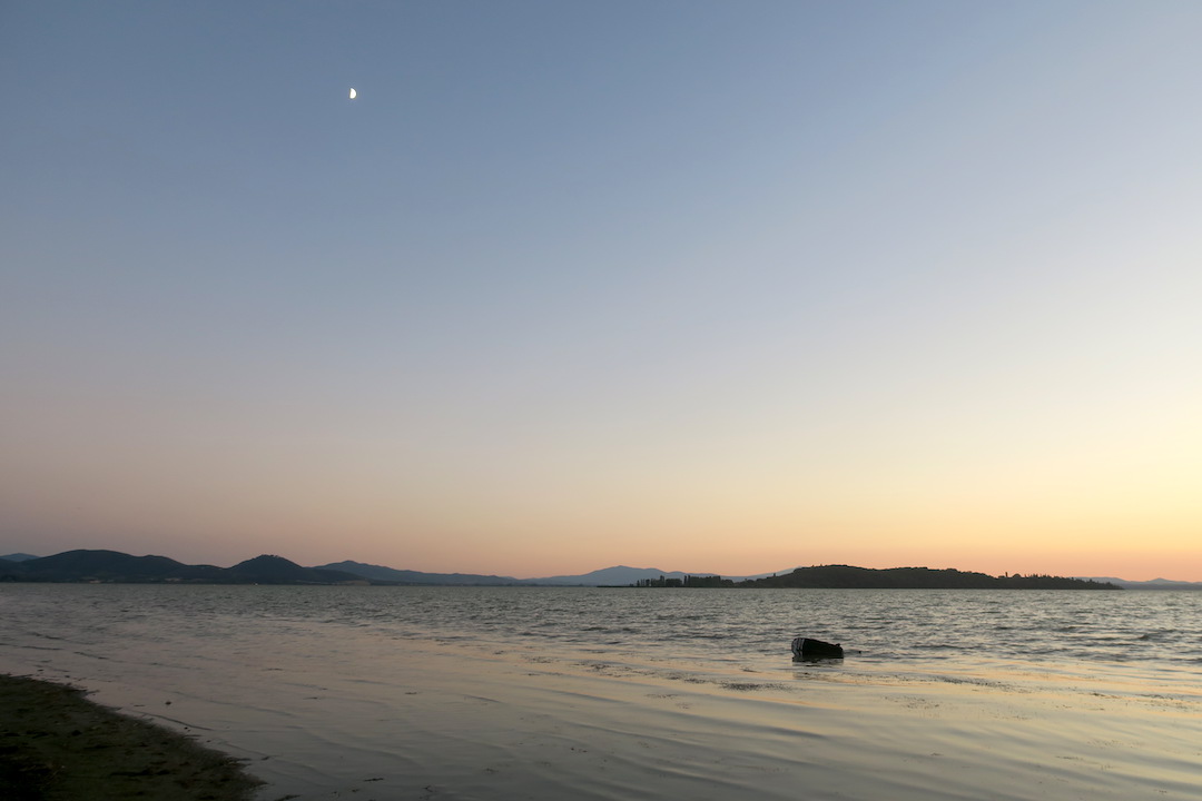 久しぶり湖畔の夕焼けおいしい食事、トラジメーノ湖_f0234936_16552350.jpg