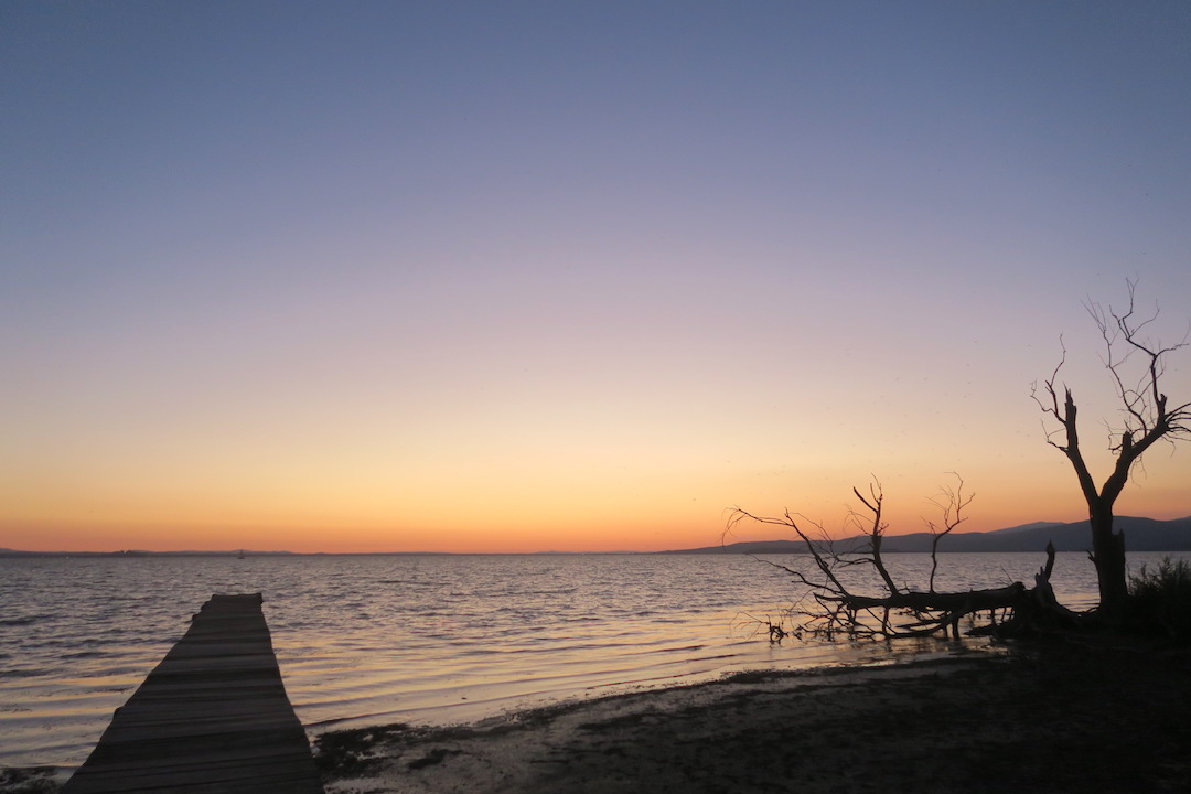 久しぶり湖畔の夕焼けおいしい食事、トラジメーノ湖_f0234936_1764371.jpg