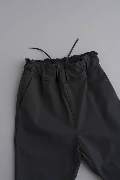 Firmum コットンポリエステルストレッチツイルテーパードパンツ ブラック Un Regard Moderne