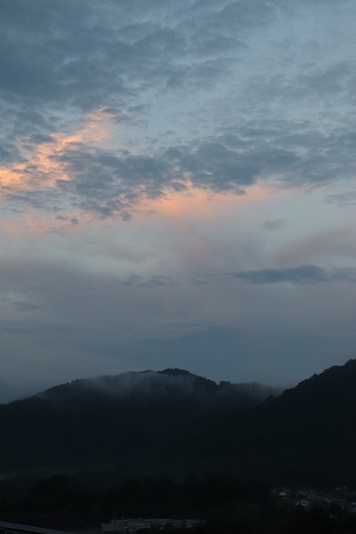 梅雨明けはまだか、一瞬の夕焼け_e0175370_09233057.jpg