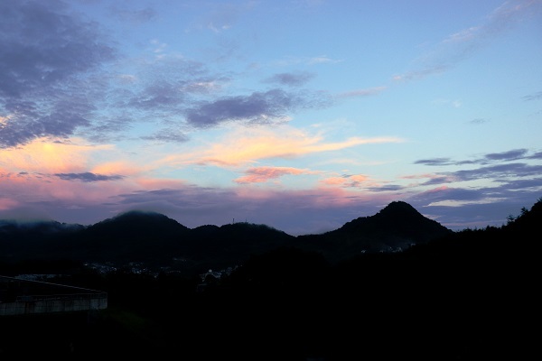梅雨明けはまだか、一瞬の夕焼け_e0175370_09234874.jpg