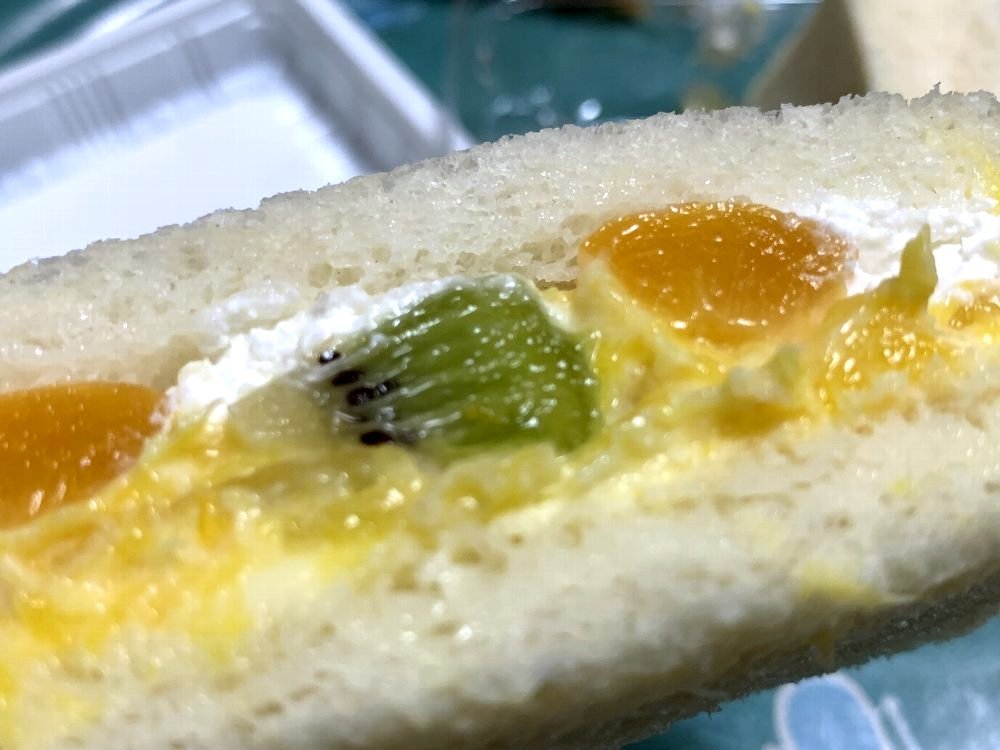 ☆たっぷりフルーツサンドとミートパイ☆_c0092953_02014215.jpg