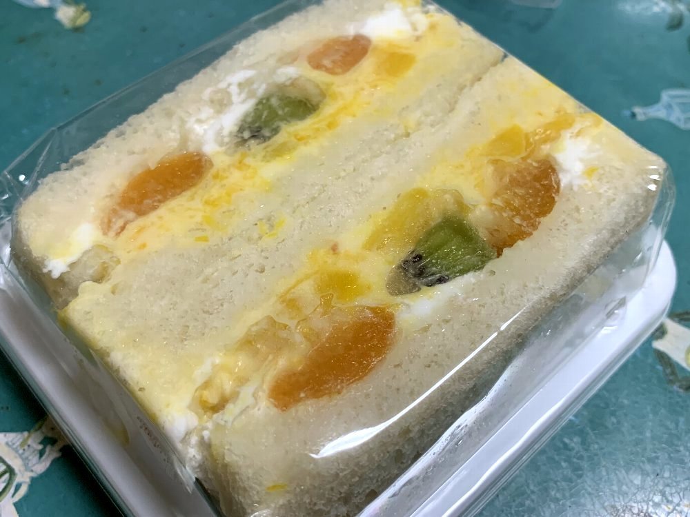 ☆たっぷりフルーツサンドとミートパイ☆_c0092953_02015279.jpg