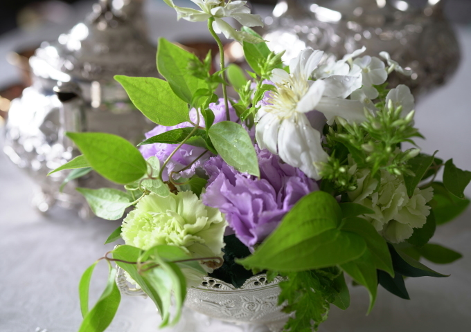 フラワーアレンジと ラズベリーメレンゲ ミンミンゼミ