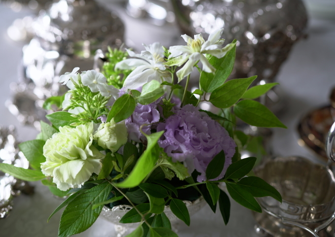 フラワーアレンジと ラズベリーメレンゲ ミンミンゼミ