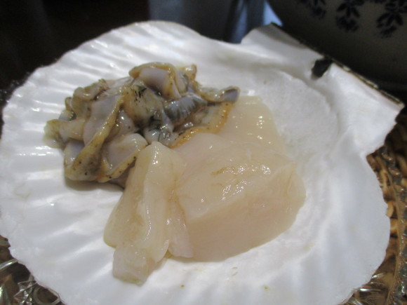 食べ収めになるサクランボ&大きなハチの巣、多分スズメバチ_a0279743_08154685.jpg