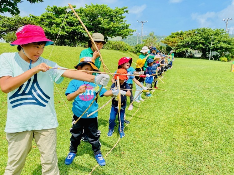 夏のあおぞら学童クラブ 8 3 弓矢をたくさん飛ばして遊んだり ７種類もの鬼ごっこにチャレンジ 最後はもルックも楽しんだ 丸一日 野遊び でした ねこんちゅ通信 ネコのわくわく自然教室