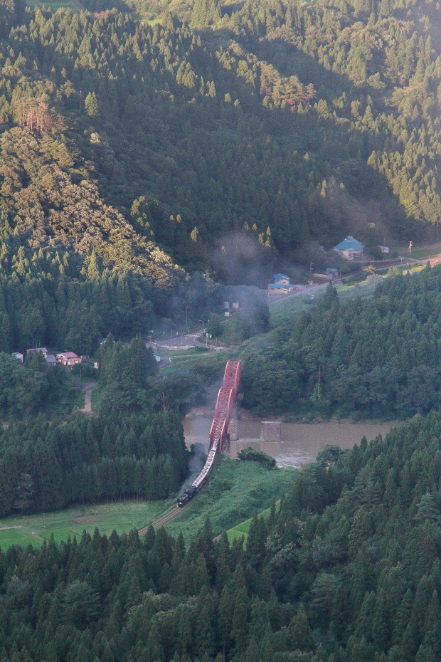 山影に煙ほわほわと漂う夕方 - 2020年盛夏・磐越西線 -_b0190710_21280584.jpg