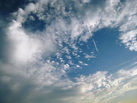 【パンチ・ホール・クラウド】昨日「穴あき雲」発見！→地震の前兆！？_a0386130_10552704.jpeg