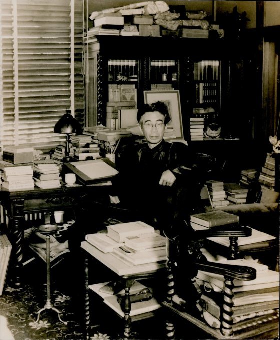 たてものクイズ②】大佛次郎の書斎兼寝室を復元した記念室 : 大佛次郎