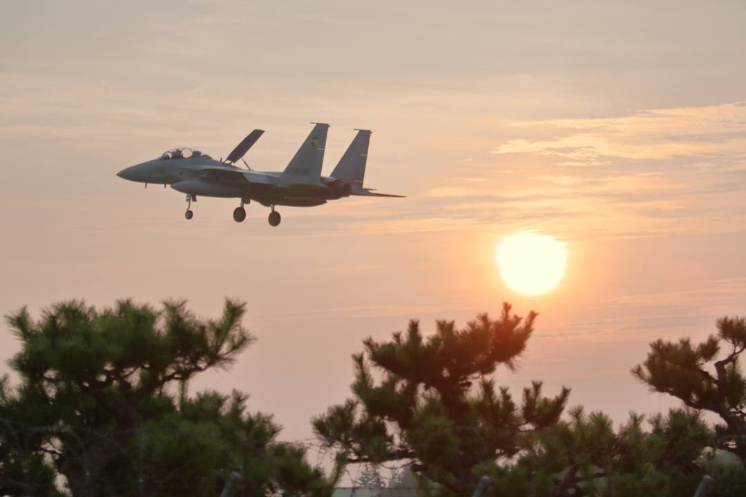 夕焼け戦闘機_e0403850_19212427.jpg