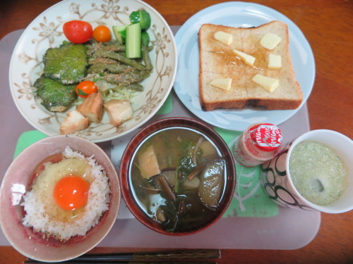 朝 紫蘇包み魚ミンチ インゲンの胡麻和え わらび 油揚げ味噌汁 卵御飯 トースト 野菜ジュース 昼 赤飯 焼鳥ももタレ サバスミルクヨーグルト 夜 野菜炊き込み御飯 シジミ味噌汁 辛 米沢より愛をこめて