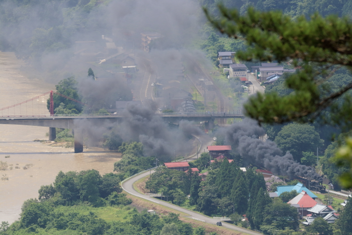 鹿瀬の街を隠す黒煙 - 2020年盛夏・磐越西線 -_b0190710_17035863.jpg