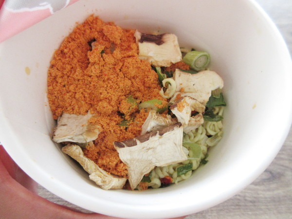 【農心(NONGSHIM)】辛ラーメン カップ_c0152767_09033977.jpg