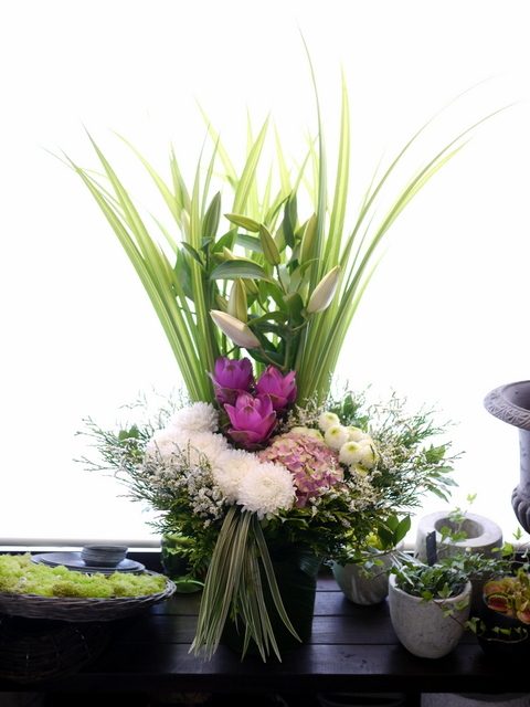 ご葬儀にアレンジメント 白 グリーンメイン 少し色入れて 新琴似2条にお届け 08 05 札幌 花屋 Mell Flowers