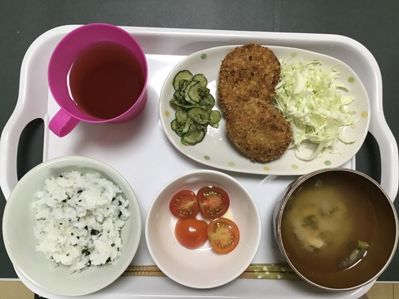 あじさい荘 夕食 農園採れたてかぼちゃコロッケ 農園トマトのマリネ きゅうりとジャコの中華和え 今日の献立