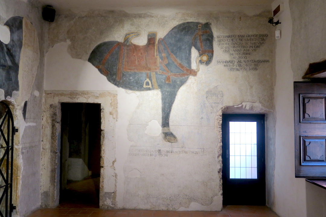 馬を愛し城いっぱいに描いた城主、ヴェナーフロ パンドーネ城_f0234936_23232099.jpg