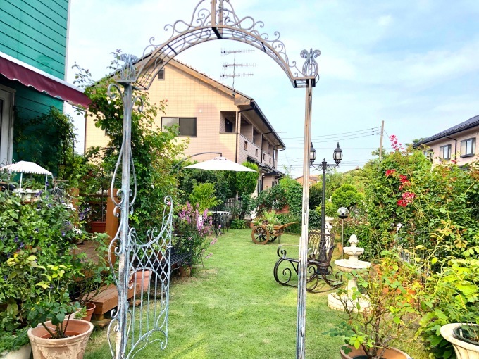 グリーンに咲かないグリーンジュエル(T . T)と炎天下の芝刈り♫_a0396654_20523226.jpeg